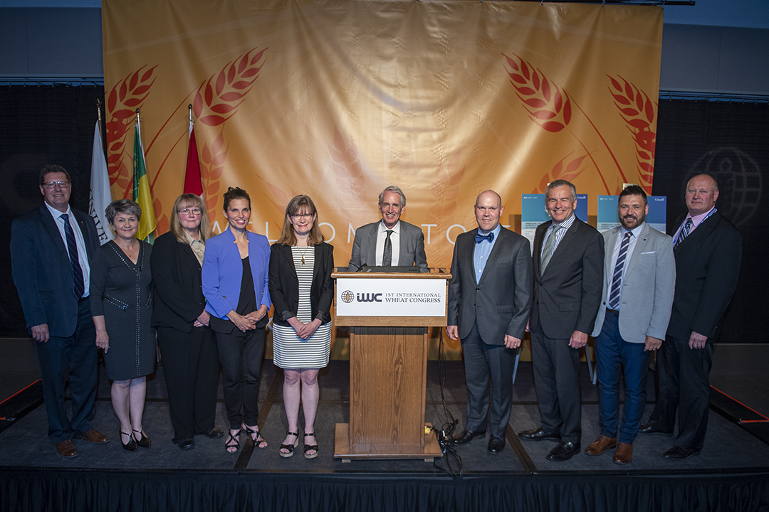 WCVM researcher Dr. Cheryl Waldner (third from left) and Dr. Simon Otto of the University of Alberta (fourth from right) joined Minister Kirsty Duncan (fourth from left) for the Genome Canada funding announcement on July 23.